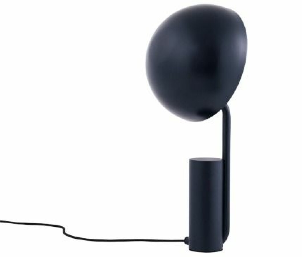 Skärmen på Normann Copenhagens nya bordslampa <em>Cap</em> kan vinklas åt alla håll. Vänd den mot väggen för indirekt mysbelysning! <em>Cap</em> i <em>Midnight Blue</em>, höjd 50 cm, ca 3 200 kr, Normann Copenhagen. bordslampa-Normann-Copenhagen-Cap