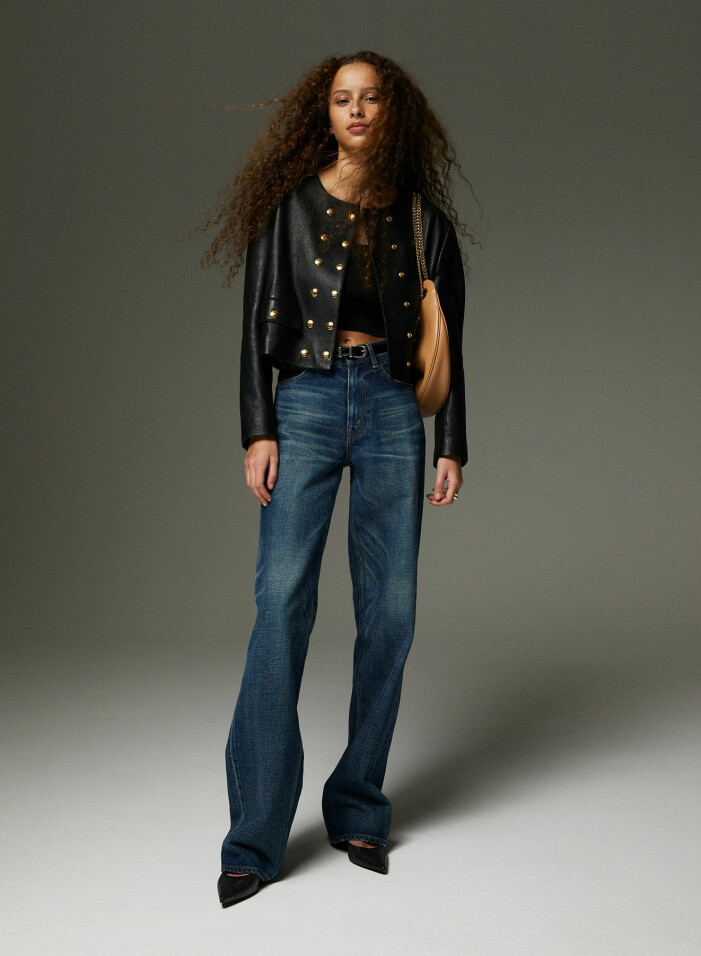 Jacka, 41 500 kr, topp, 8 600 kr, jeans, 6 300 kr, skärp, 4 350 kr, väska, 33 500 kr, och skor, 11 500 kr, allt Celine by Hedi Slimane. Ringar, 1 890kr/st, båda Blue Billie. Modellen har på sig svart jacka och topp, mörkblå jeans och svarta skor, allt från Celine by Hedi Slimane