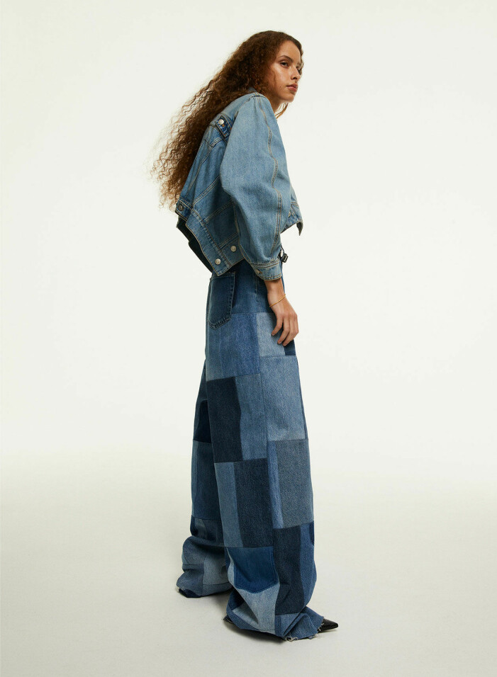 Jeansjacka, 15 525 kr, Alexander McQueen/Mytheresa. Jeans, 2 000 kr, Remake. Skor, 11 500 kr, Celine by Hedi Slimane. Armband, 2 040 kr, Saint Laurent by Anthony Vaccarello. Dyanira har på sig jeansjacka från Alexander McQueen och lappade jeans från Remake