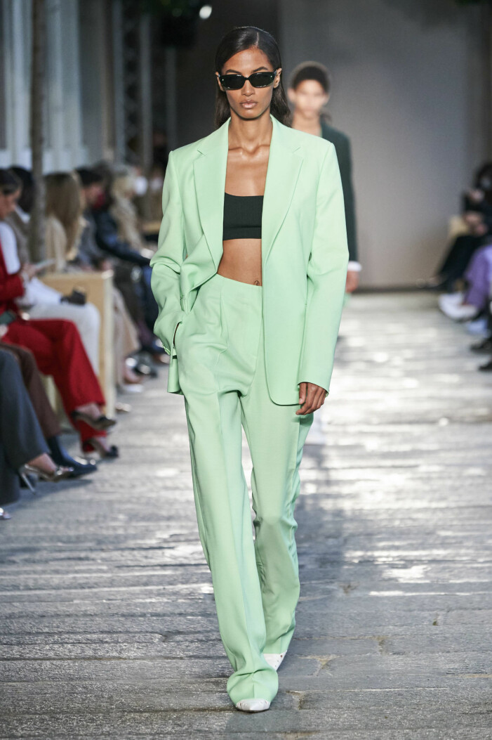 Boss var ett av alla modehus som visade upp de croppade topparna inför våren och sommaren 2021. Boss spring summer 2021