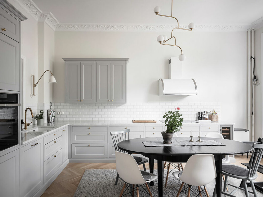 Nyanser av grått och vitt är snyggt – och höjer dessutom värdet på bostaden. Foto: Anders Bergstedt för <a href="https://www.instagram.com/entrancemakleri/?hl=sv" target="_blank" rel="noopener">Entrance mäkleri</a>/mäklare: Jonathan Liljegren Snyggt kök i grått och vitt – färger som höjer värdet på bostaden