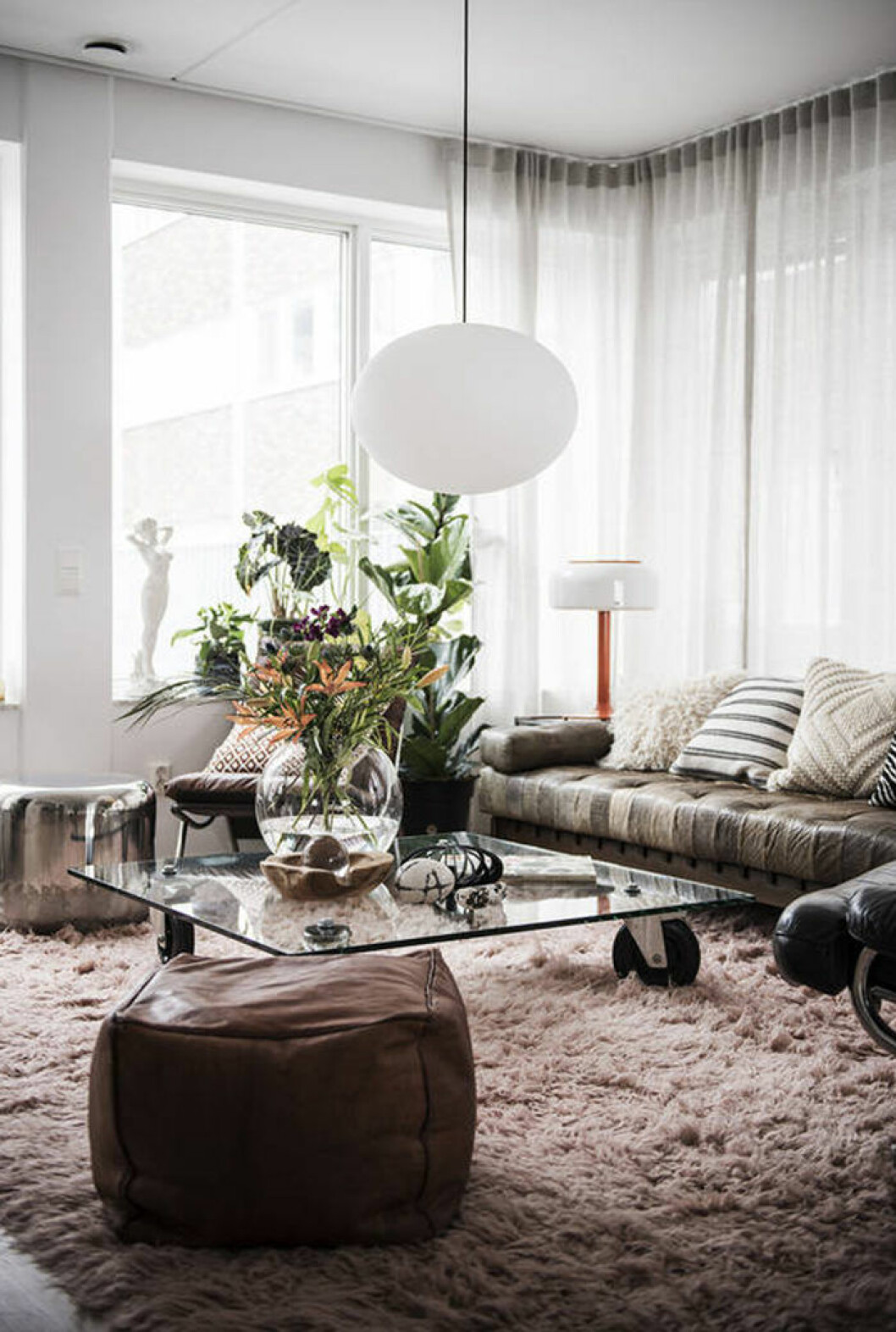 Foto: <a href="https://www.instagram.com/elisabethphotography/" target="_blank" rel="noopener">Elisabeth Daly </a>för <a href="https://www.instagram.com/bosthlm_realestate/" target="_blank" rel="noopener">Bosthlm</a>/mäklare: Johanna Åhman Glasbord, sittpuff