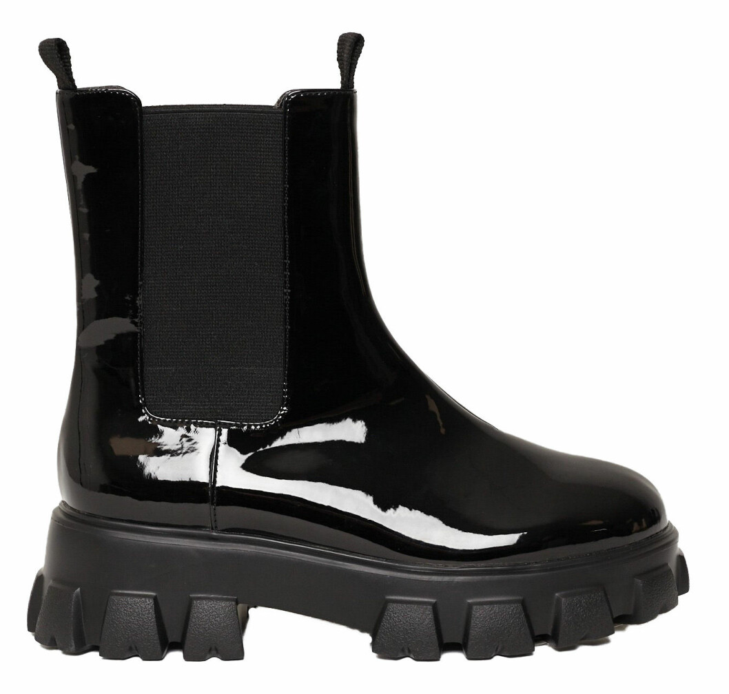 Läderboots med chunky sula och lackfinish.