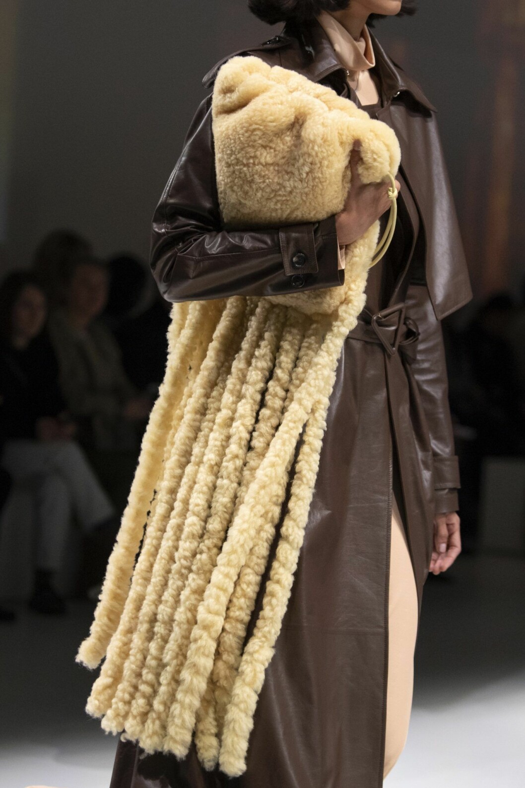 Bottega Veneta AW20. Fluffig fransväska Bottega Veneta