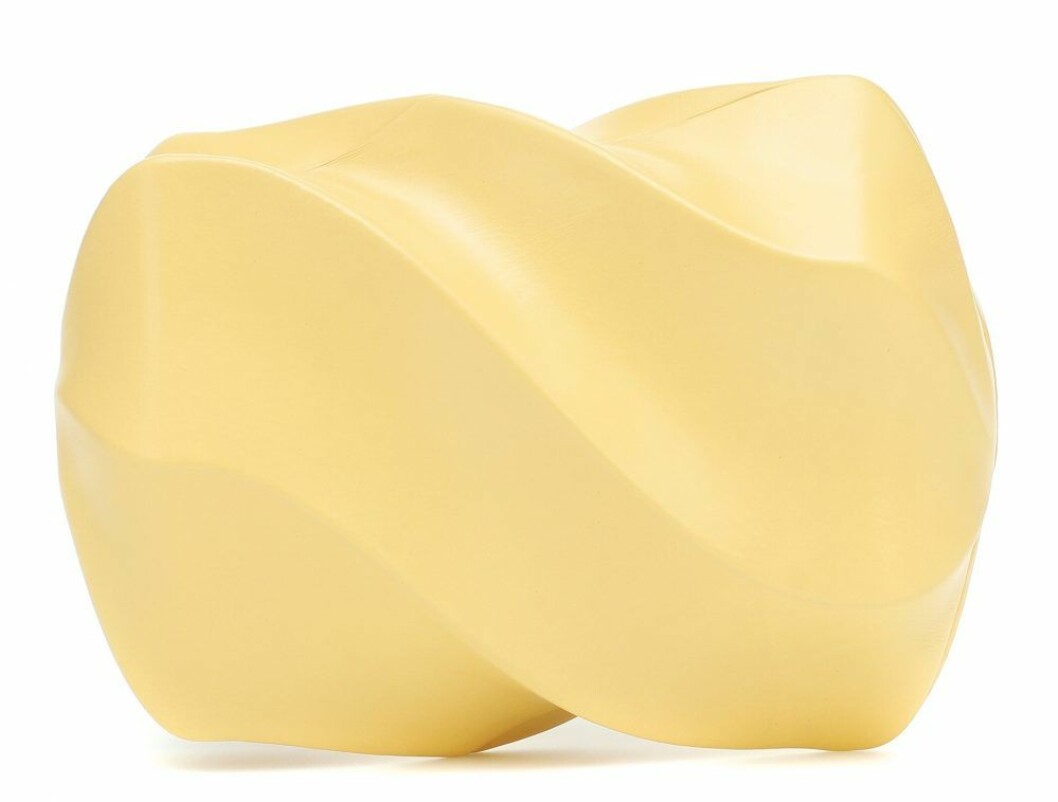 En nykomling från Bottega Veneta är denna smörgula karamell.