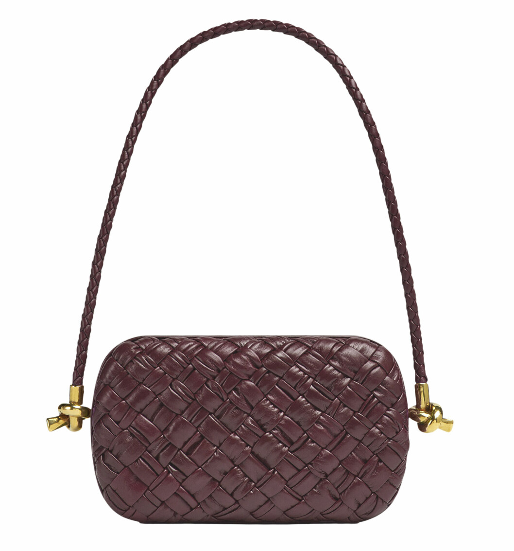 Vinröd väska från Bottega Veneta.