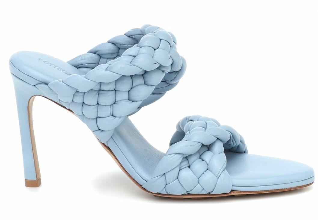 Signaturklack i blått! Klackskon Curve sandals från Bottega Veneta är allt och lite till.