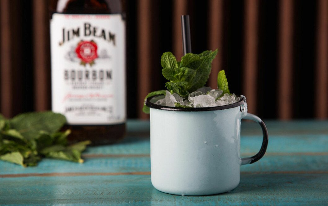 Mint Julep med Jim Beam Kentucky Straight Bourbon Whiskey. Mint Julep med Jim Beam Kentucky Straight Bourbon Whiskey.