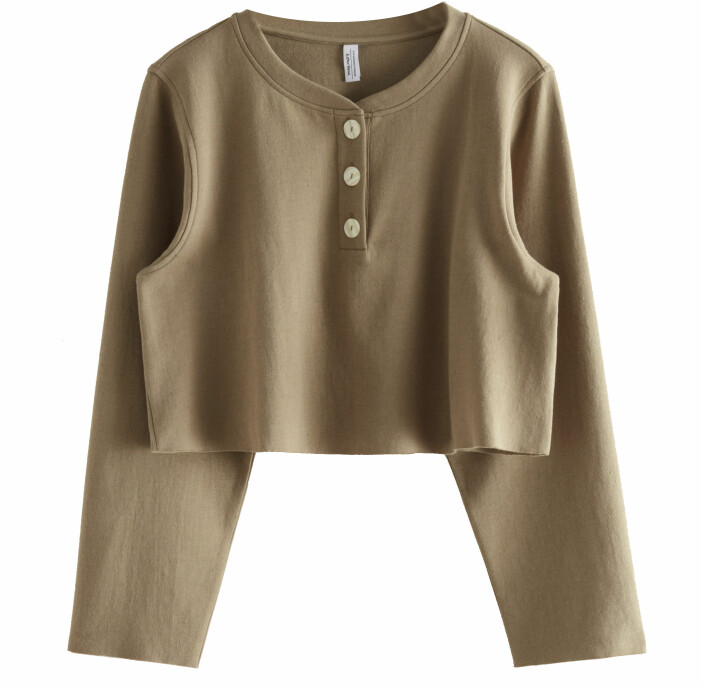 beige tröja med knappar
