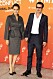 Brad Pitt och Angelina Jolie håller handen på röda mattan