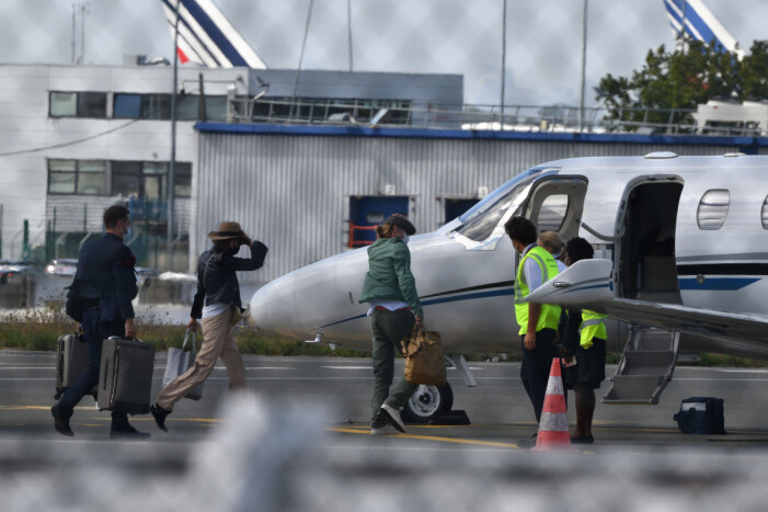 Nicole Poturalski och Brad Pitt fångade av paparazzi i samband med resan till södra Frankrike i somras. Foto: TT. Brad Pitt tillsammans med modellen Nicole Poturalski