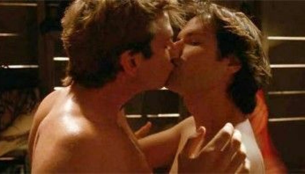 Bradley Cooper och Michael Ian Blacks kysser varandra