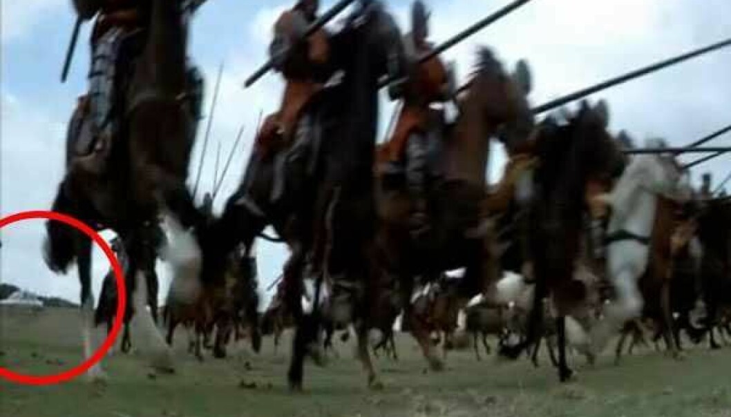 hästar i galopp och en vit bil