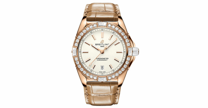 Super Chronomat Automatic 38 Origins, 242 000 kronor. <a target="_blank" href="https://www.breitling.com/se-en/watches/chronomat/super-chronomat-automatic-38/R17356531G1/?watch=R17356531G1P1&utm_source=elle&utm_medium=cpm&utm_campaign=se_nta_elle_ass_schl_mpt&utm_content=article" rel="nofollow">Köp här!</a> Super Chronomat Automatic 38 Origins, Breitling