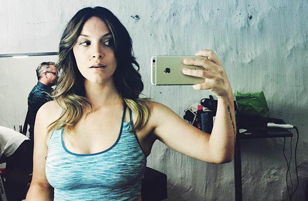 Brita Zackari tar en selfie