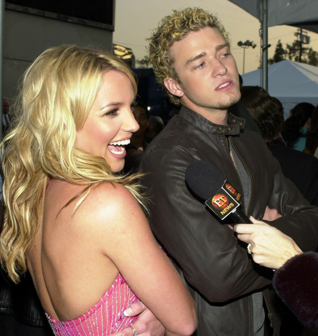 En bild på paret Britney Spear och Justin Timberlake på AMA-galan 2002.