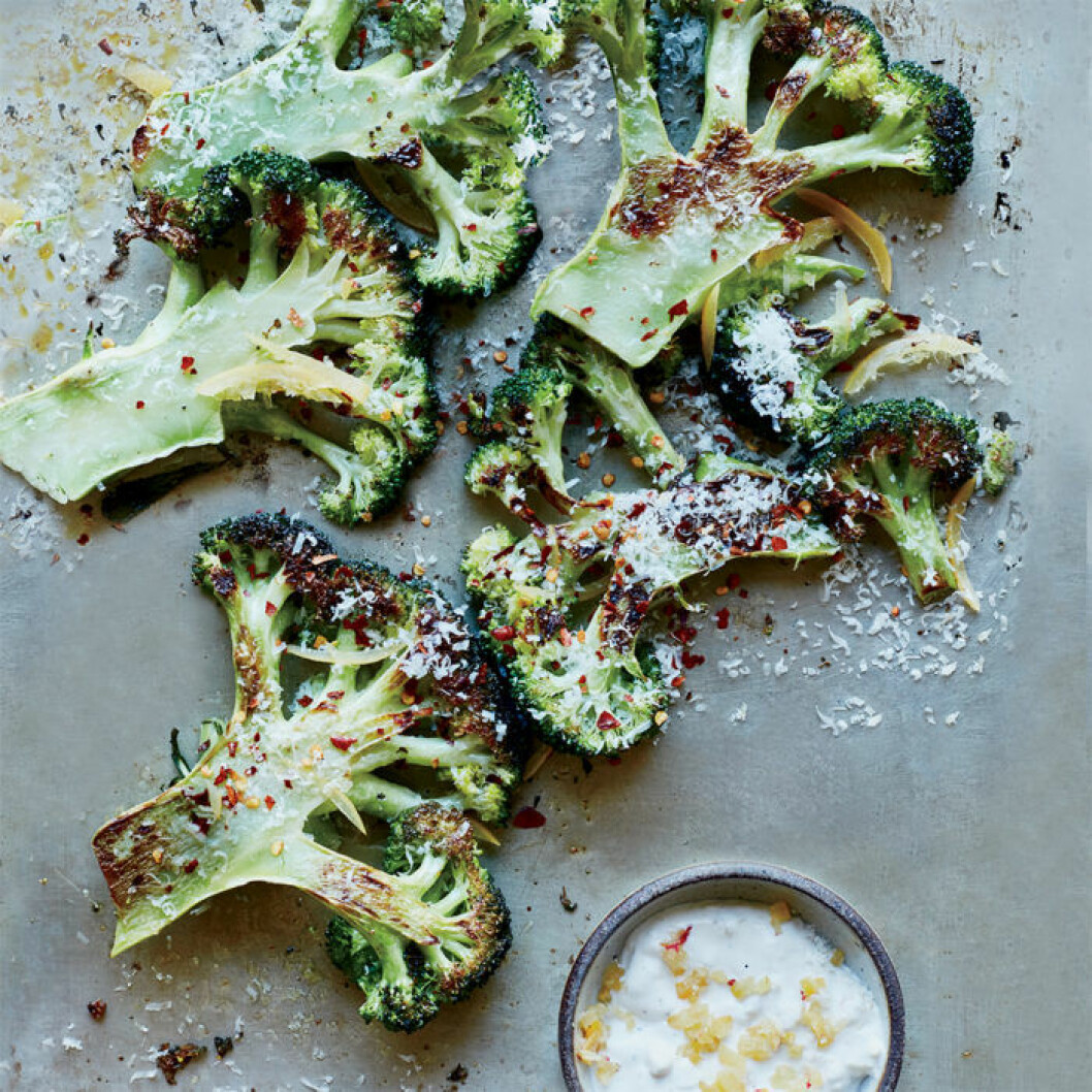 Nyttiga broccolichips. Via: <a href="http://www.foodandwine.com/recipes/broccoli-preserved-lemon-yogurt" target="_blank" rel="noopener">food and wine</a> Nyttiga broccolichips.