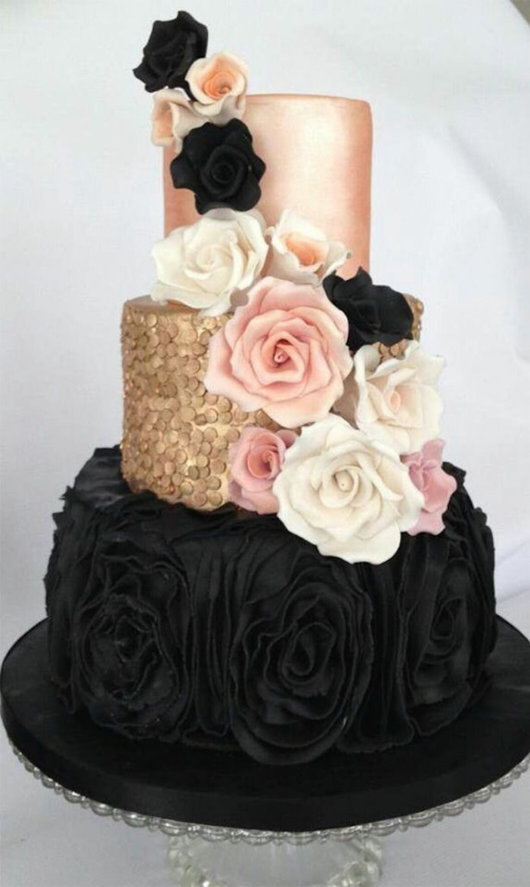 Via: <a href="http://www.broadwaybakery.com/products/minimalist-roses-stack-wedding-cake_39200.html" target="_blank" rel="noopener">broadwaybakery</a> Via: broadwaybakery