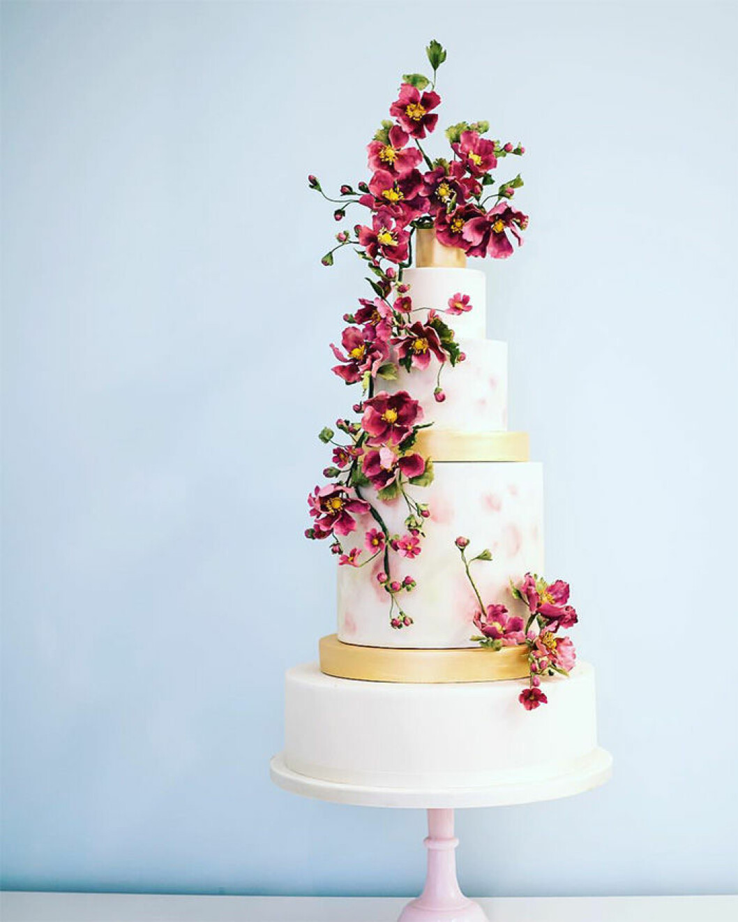 Via: <a href="http://rosalindmillercakes.tumblr.com/post/151659210513/hand-painted-weddingcake-with-dramatic-marsala" target="_blank" rel="noopener">rosalindmillercakes</a> Via: rosalindmillercakes.tumblr