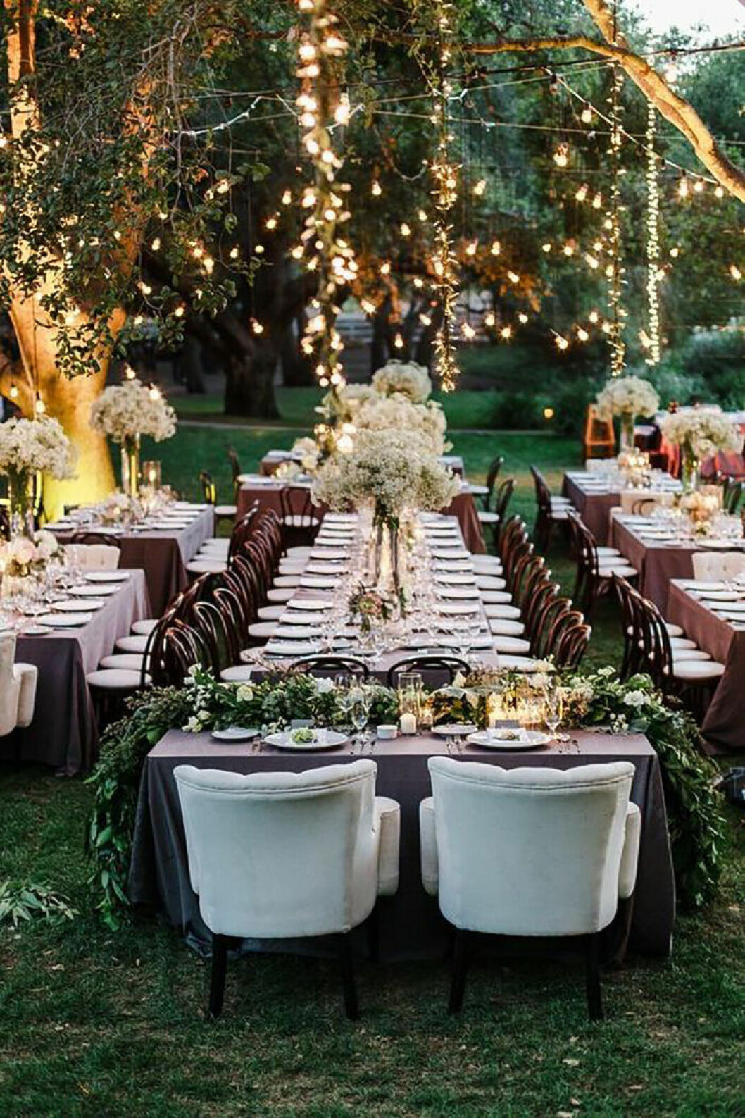 Via: <a href="https://www.theknot.com/content/9-sweetheart-chairs-ideas-fit-for-a-king-and-queen" target="_blank" rel="noopener">The Knot</a> Trädgårdsbröllop