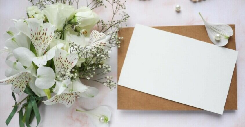 Kortet med inbjudan eller uppmaning om att "save the date" är det första gästerna ser från ert bröllop. <a target="_blank" href="https://www.elle.se/lifestyle/inbjudningskort-brollop/8234834">Läs om våra bästa tips och hur du gör de vackraste här</a>.