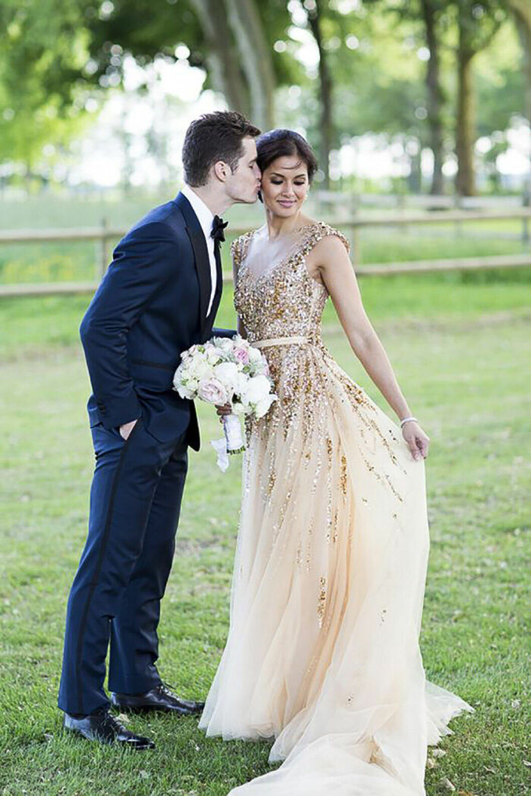 Via: <a href="https://www.stylemepretty.com/2016/01/04/french-chateau-wedding-sparkly-gold-dress/" target="_blank" rel="noopener">Style me pretty</a> Bröllopsklänning i guld
