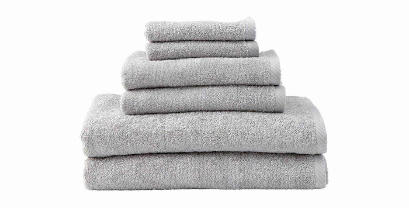 grått set med handdukar gjordt i bomullsfrotté att ge i present från Ellos