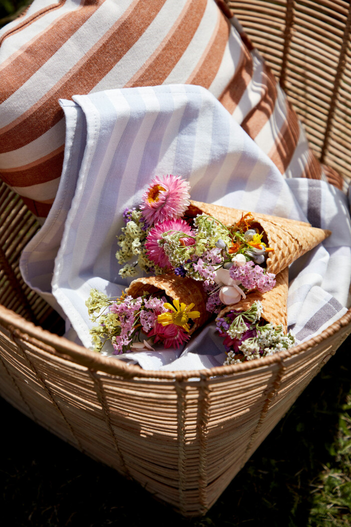Samla dina blomfavoriter och lägg i strutar för en tjusig dekoration som andas sommar. Foto: Broste Copenhagen. Lyxa till sommarens fester och middagar, sommarbukett i glasstrutar