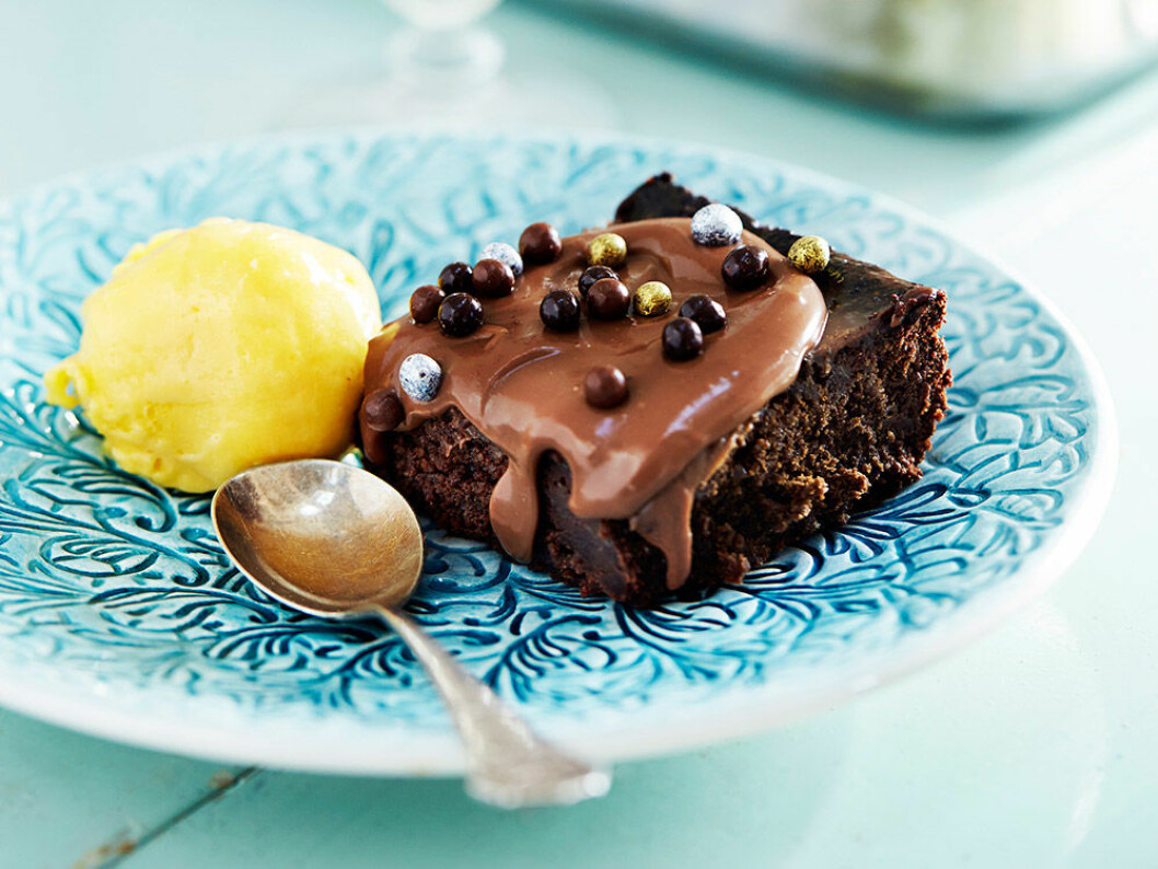 Brownie med chokladganache och mangosorbet.