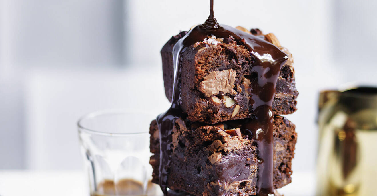Recept på brownie med mjölkchoklad och chokladsås