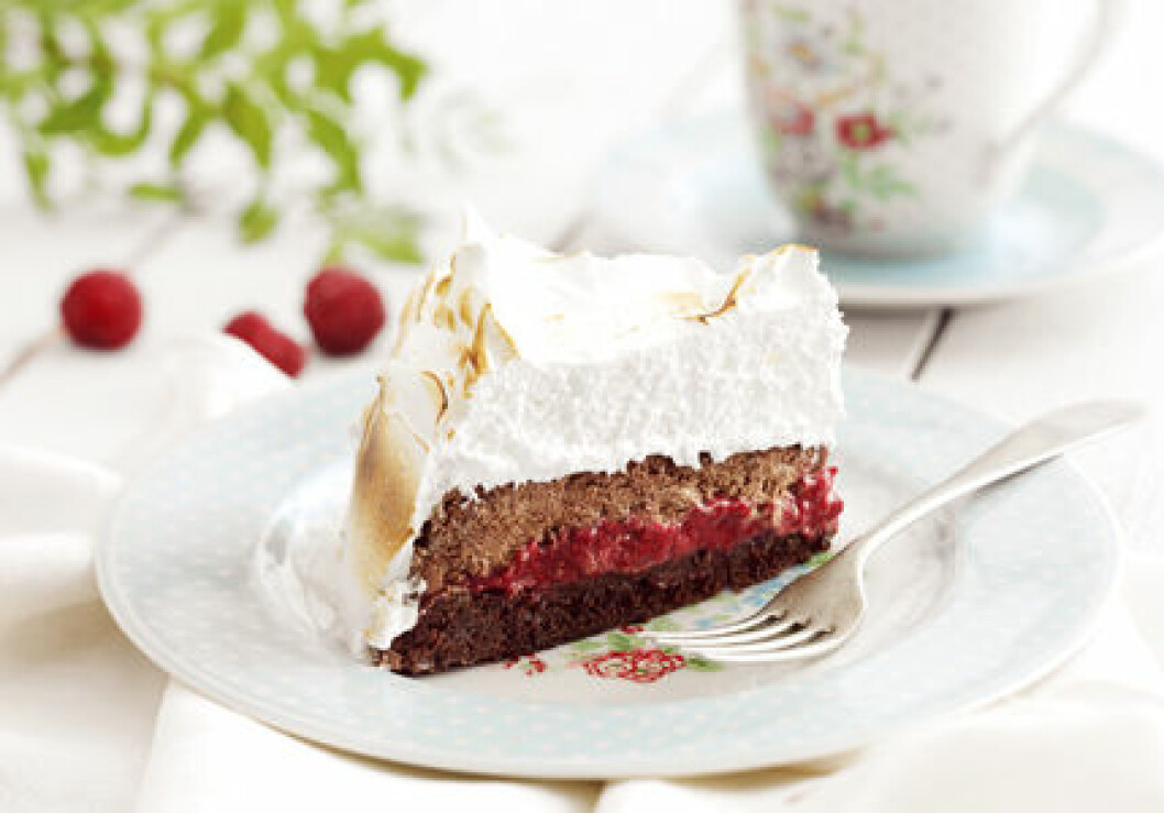 Brownietårta med fluffig maräng. Brownietårta med fluffig maräng.