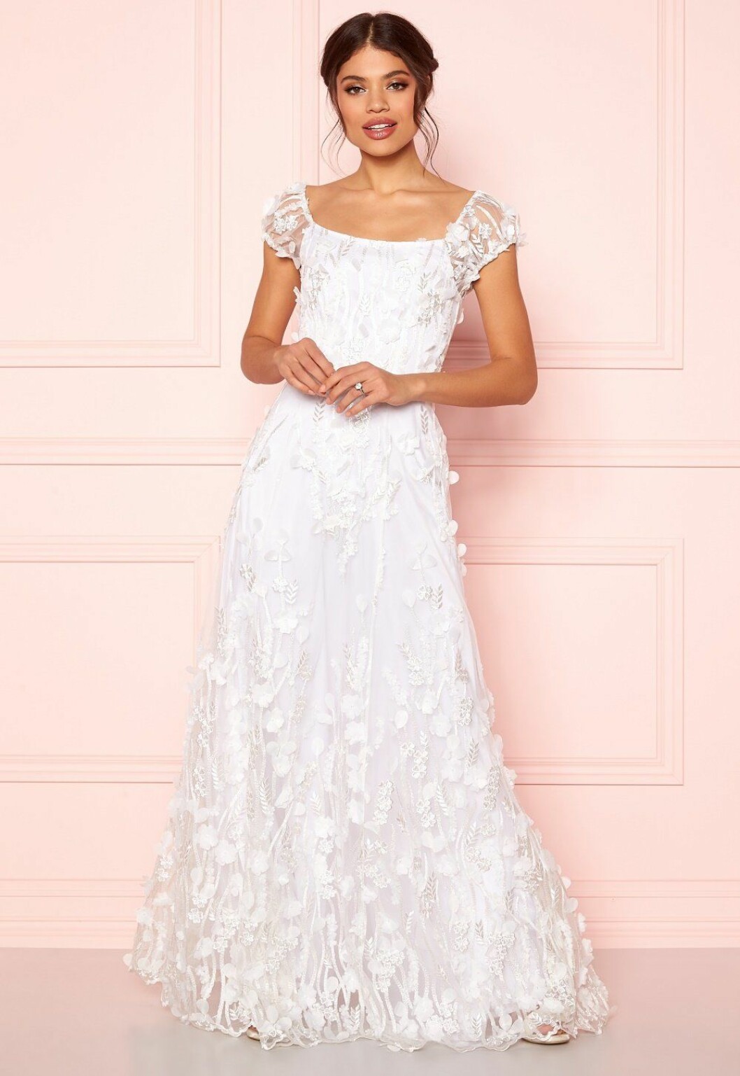 Brudklänning i off shoulder-modell med 3d-blommor