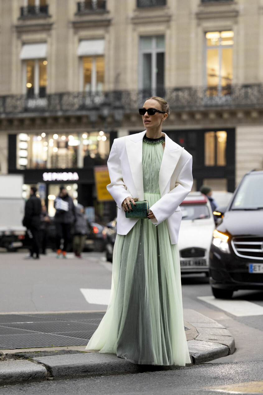 Styla tärnklänningen med en kavaj efter ceremonin om kvällen blir kall. street style grön känning med vit kavaj