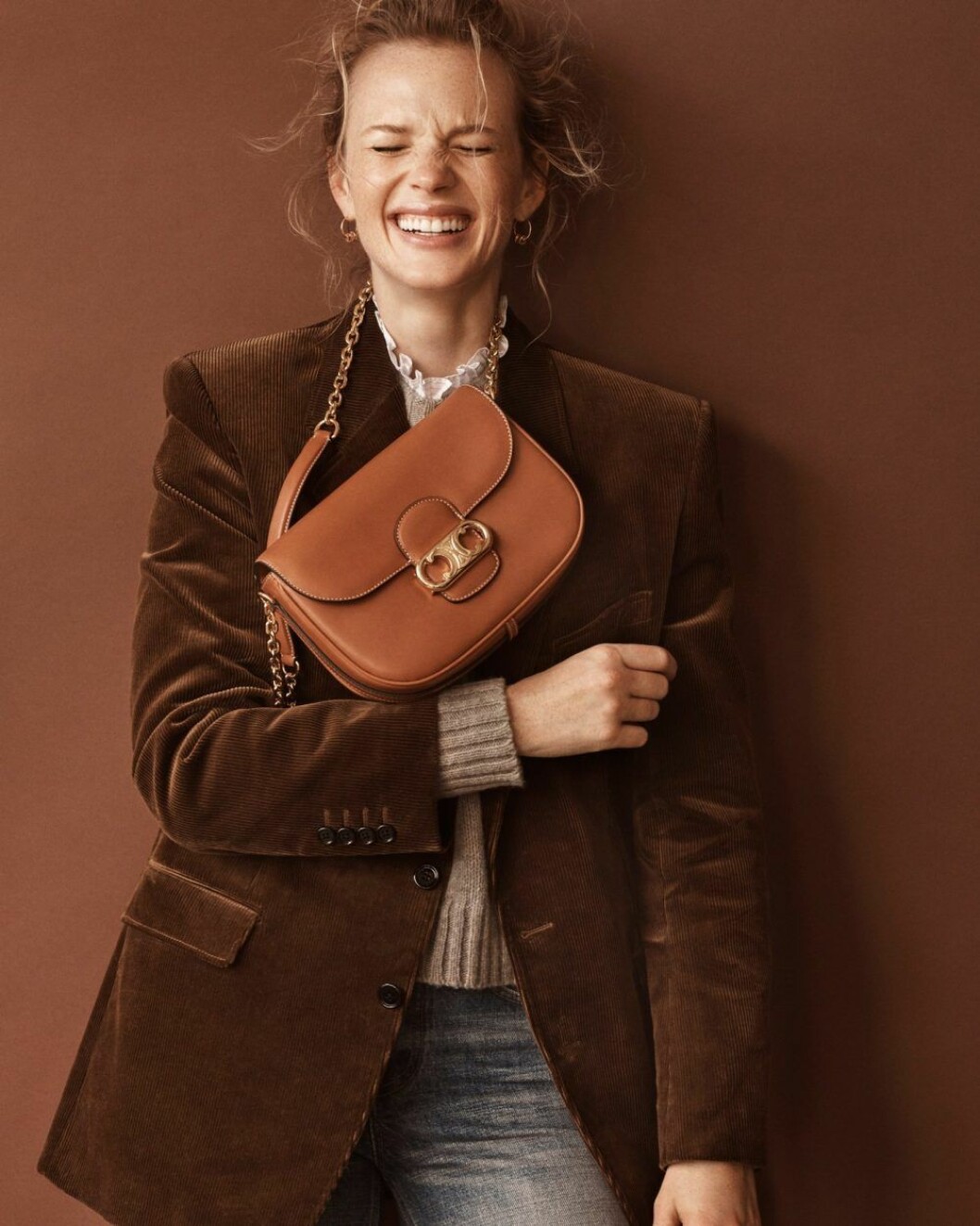 Manchesterkavaj, 24 000 kr, skjorta, 6 200 kr, tröja, 5 100 kr, och väska, 25 500 kr, allt Celine. Örhängen, 29 069 kr, Bvlgari. Mörkbrun manchesterkavaj från Celine