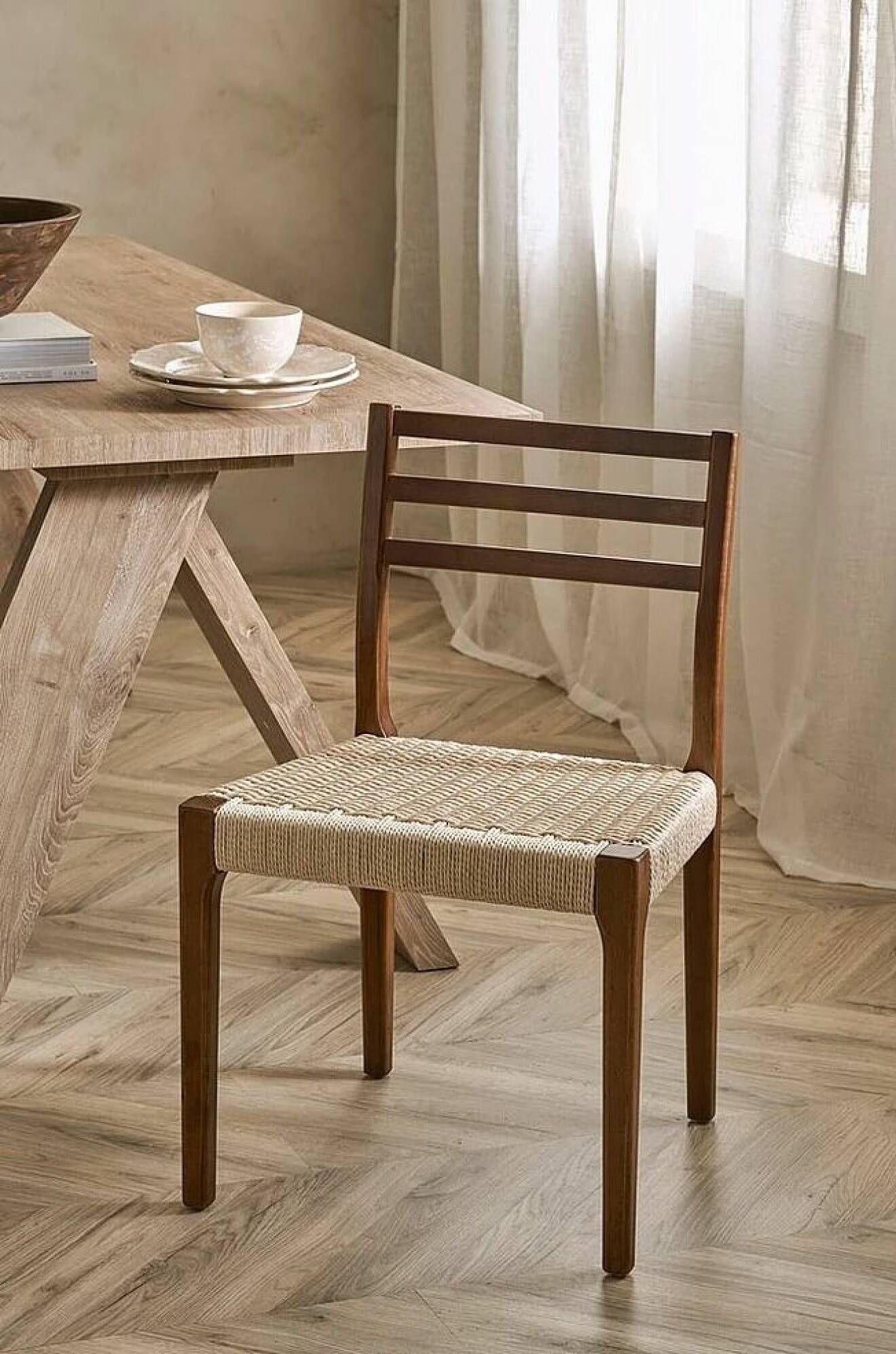 brun stol i trä från ellos med flätad sits