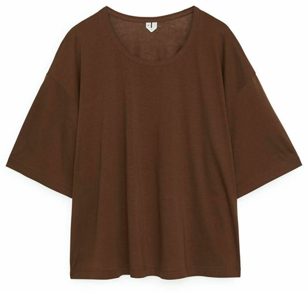 Chokladbrun tisha i oversized modell från Arket.
