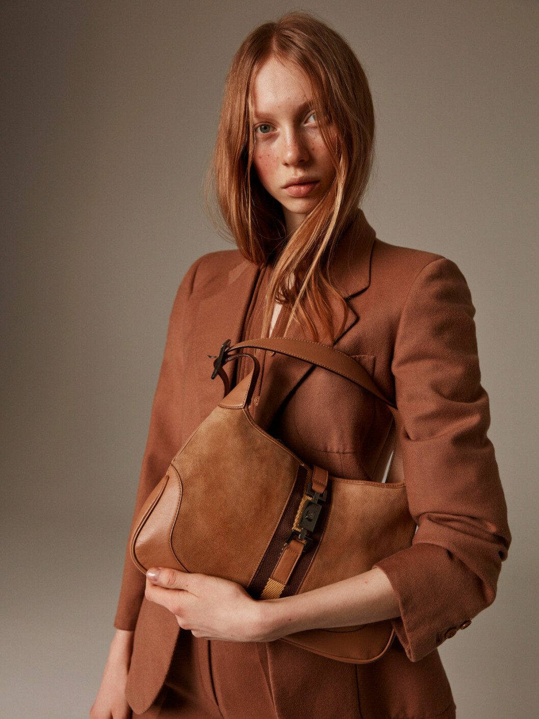 Kavaj och skjorta från Independent Kostym, båda Valentino. Väska från Stockholms Auktionsverk, Gucci. Brun väska från Gucci