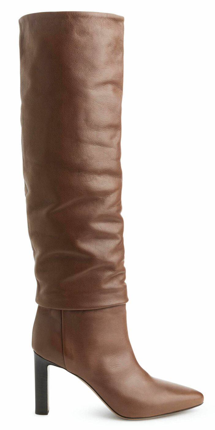 Bruna knähöga stövlar med hög klack.