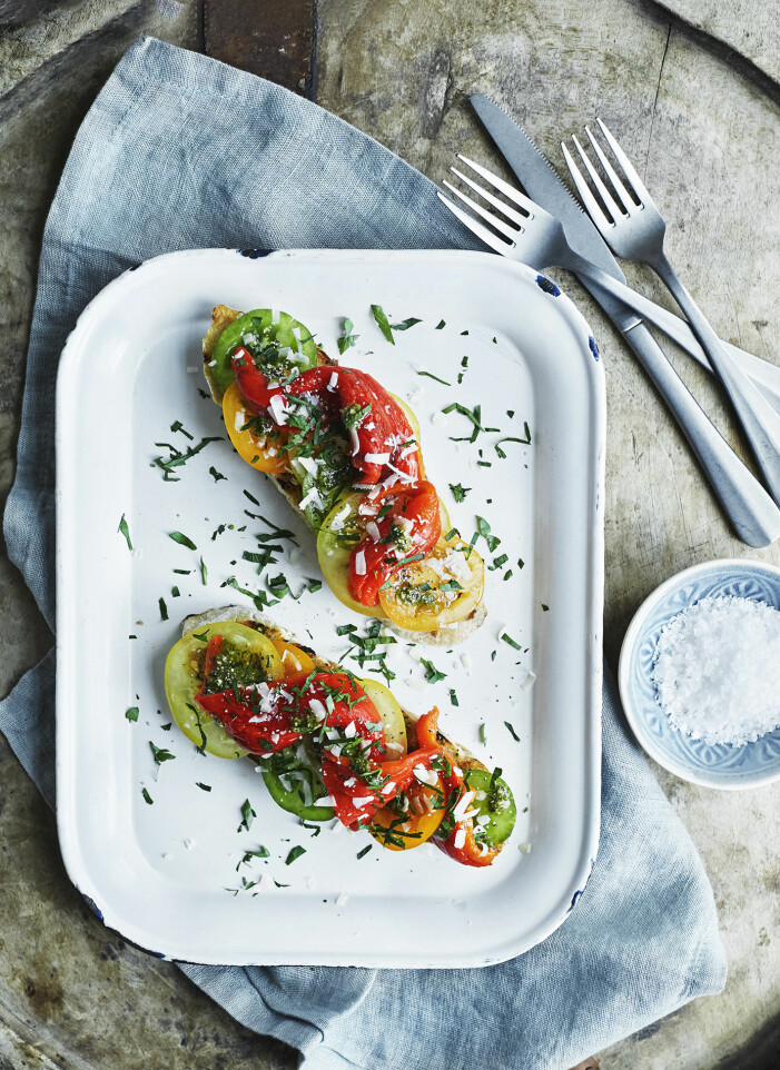 Bjud på bruschetta med rökgrillad paprika och tomat