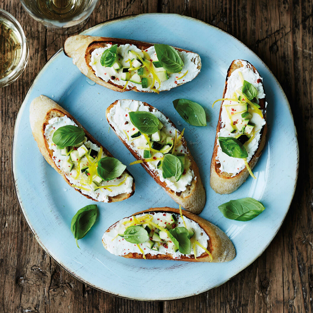 Bruschetta med ricotta, rödpeppar och zucchini. Bruschetta med ricotta, rödpeppar och zucchini.