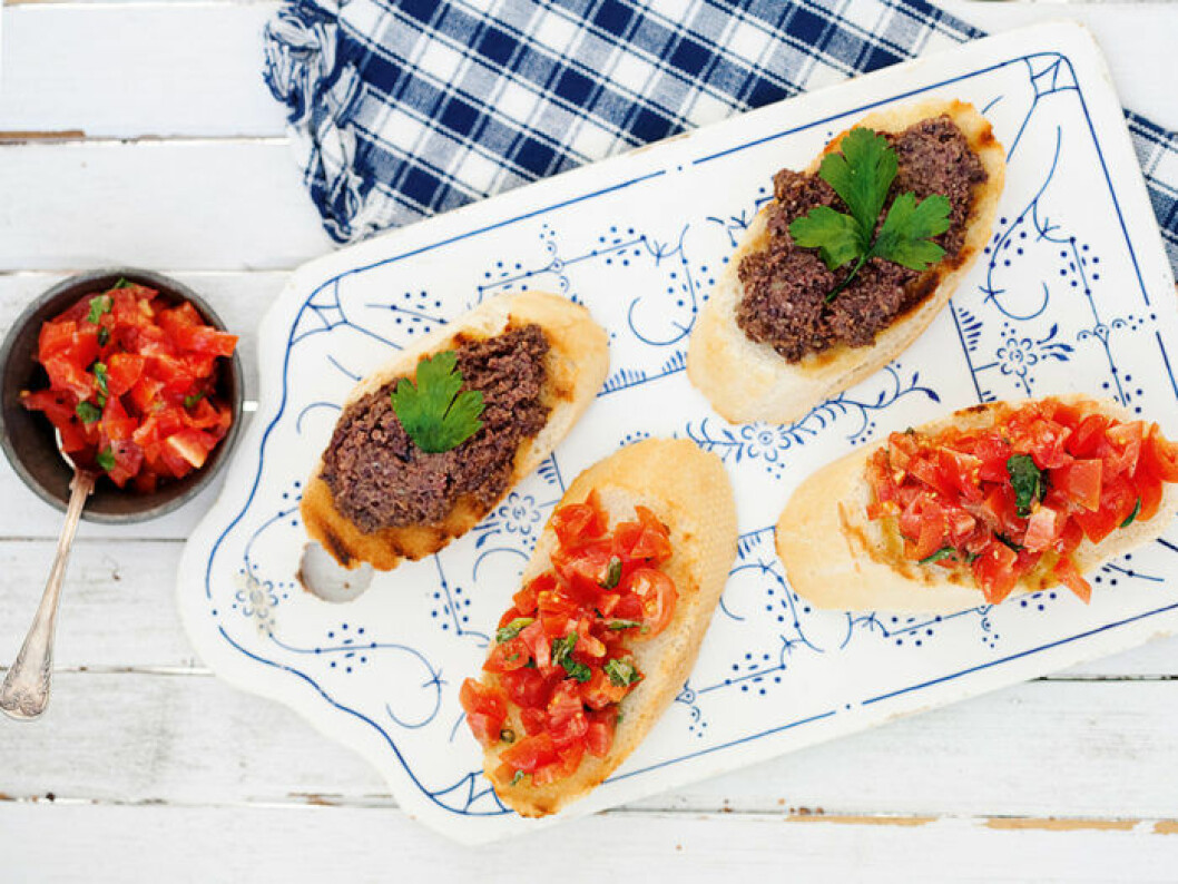 Bruschetta med hemgjord tapenade och tomatröra. Bruschetta med hemgjord tapenade och tomatröra.