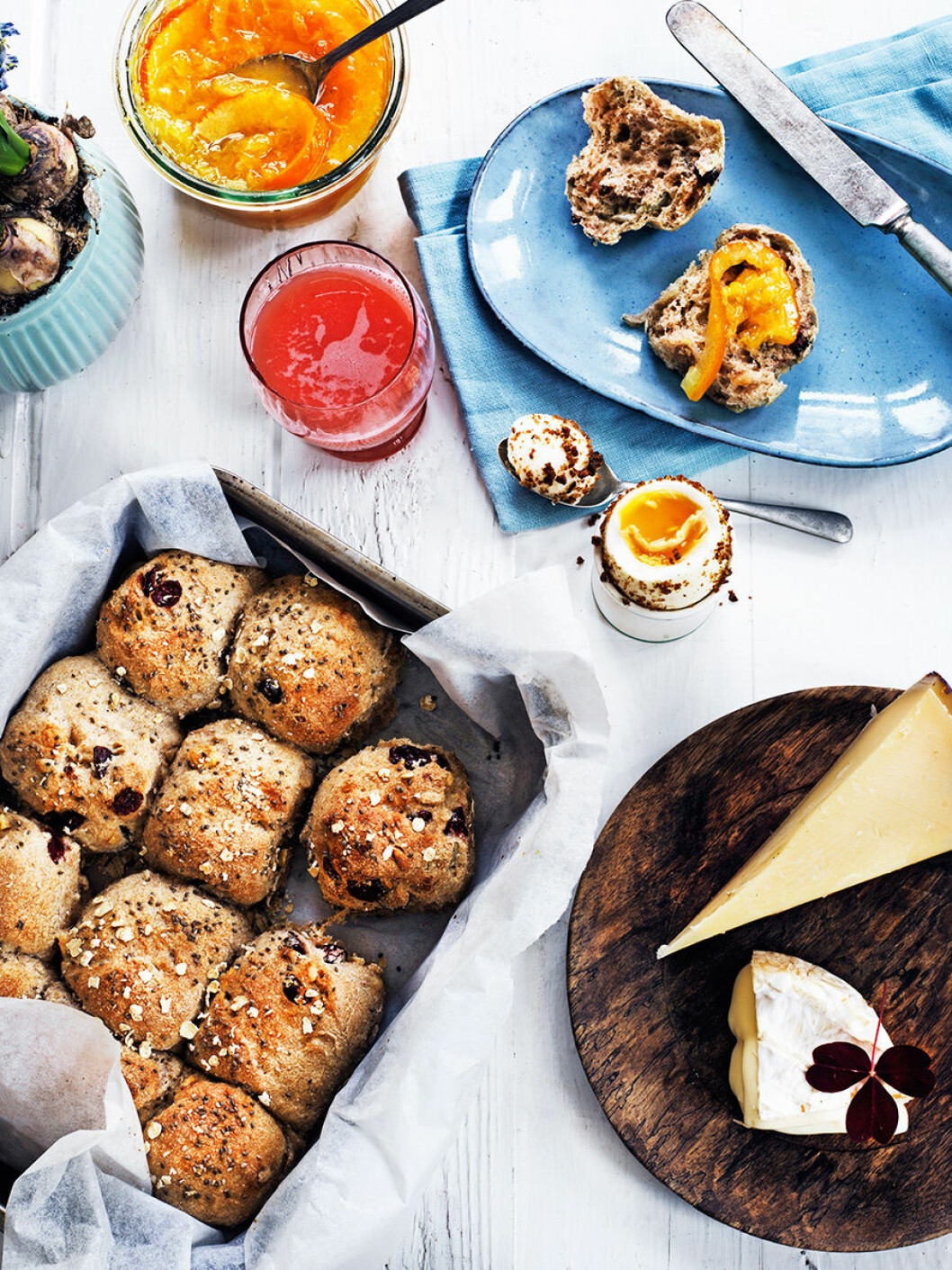 Saftiga brytbröd, krämiga ägg och färskpressad juice. Saftiga brytbröd, krämiga ägg och färskpressad juice.