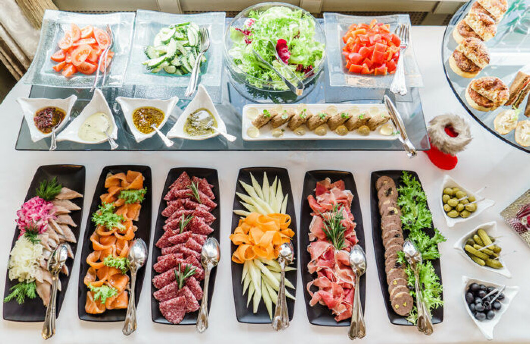 Dignande buffé med kallskuret och sallad. Foto: IBL Dignande buffé med kallskuret och sallad.