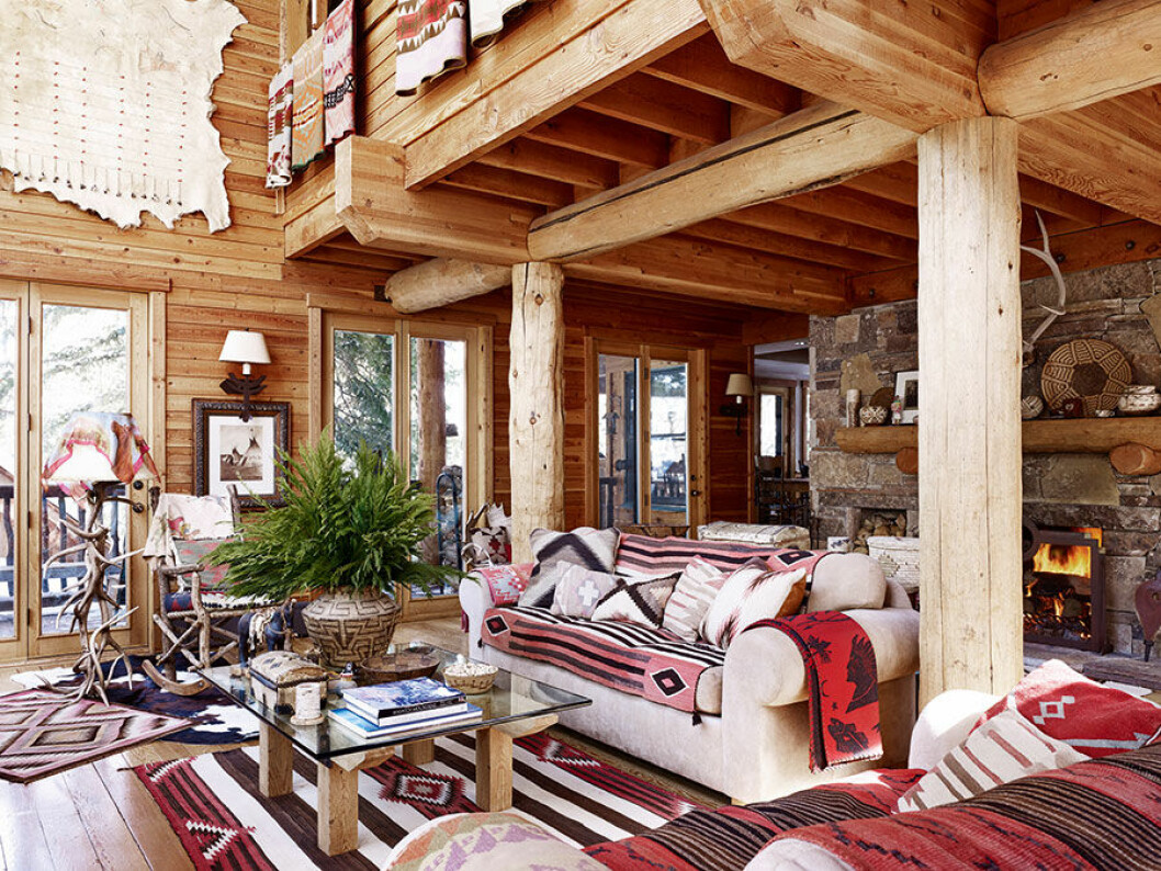 Styling: Robert Rufino, Foto: Björn Wallander Kraftiga bjälkar och pelare visar husets konstruktion. De mockaklädda sofforna och soffbordet kommer från Ralph Lauren Home. Styling: Robert Rufino Foto: Björn Wallander