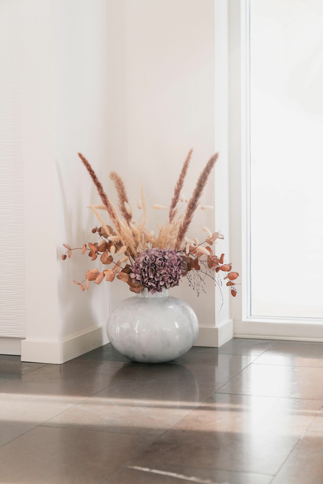Torkade kvistar och blommor står sig länge i inredningen, och behöver bara försiktigt dammas av. Höstig bukett med torkade blommor