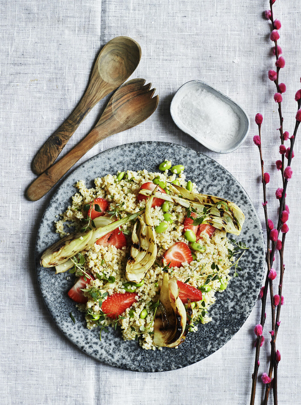 Bulgursallad med jordgubbar och vaniljolja. Recept bulgursallad