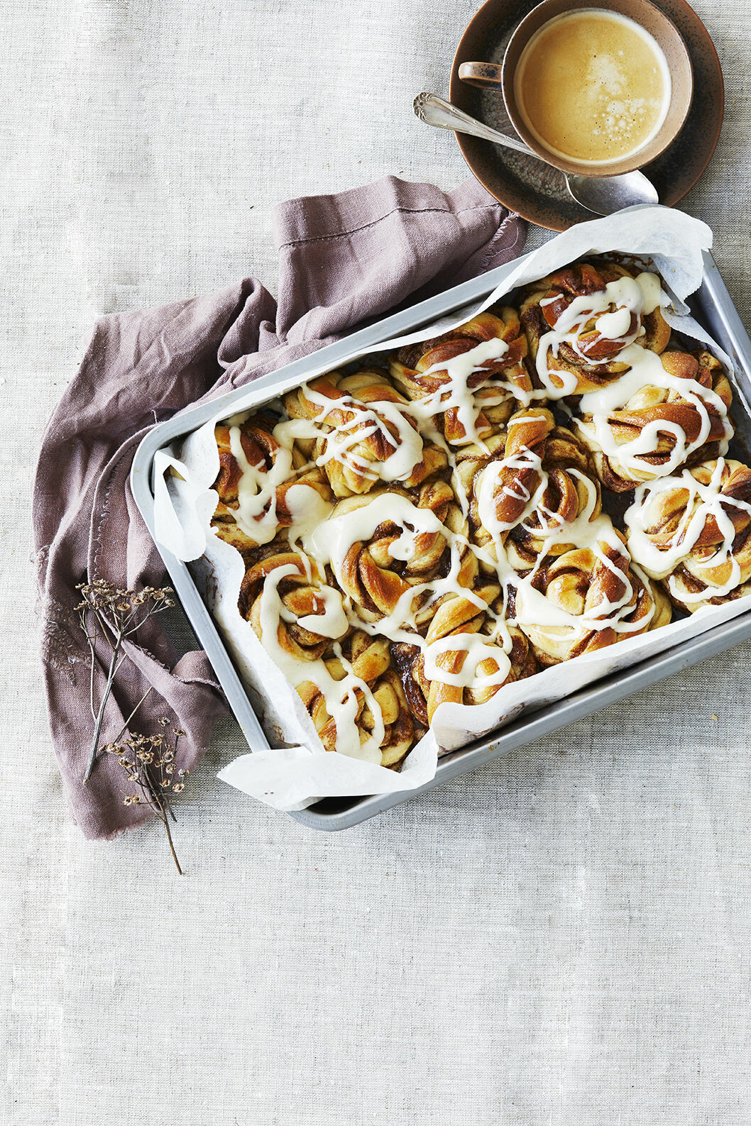 Saftiga kanelbullar i långpanna med glasyr. Recept kanelbullar i långpanna med glasyr.