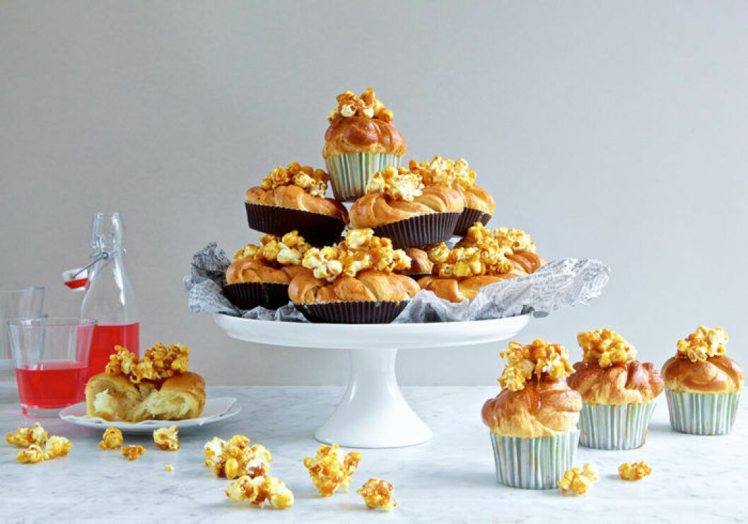 Smörbullar med karamellpopcorn. Smörbullar med karamellpopcorn.