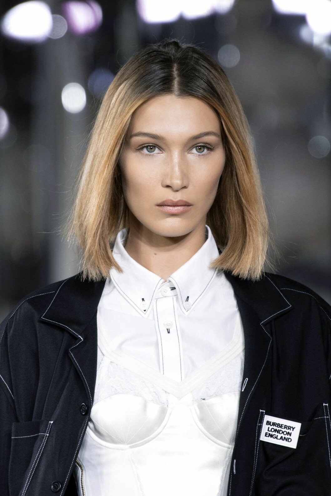 Bella Hadid på Burberrys visning SS20. Bella Hadid modevisning.