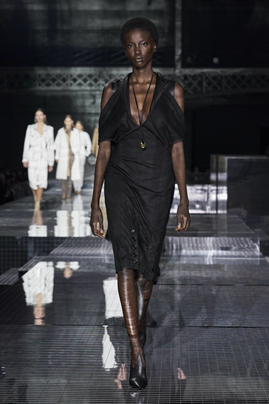 Svart klänning Burberry AW20.
